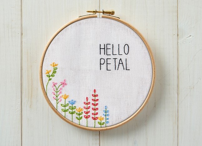 گلدوزی روی پارچه ساده