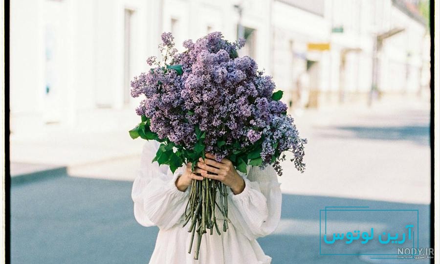 ۴۰ ژست عکس با گل با فیگورهای جذاب و خاص