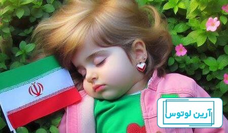 دختری با کاپشن صورتی و گوشواره قلبی