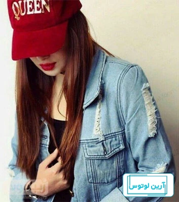 زن زیبا با لب های قرمز و مانیکور با کلاه مشکی مدرن مدل لباس زیبای دختر با  اکسسوری- حلقه برلت گردن و کلاه زیبا تزئین شده با گل 1288675