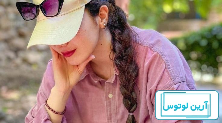 عکس دختر زیبا با کلاه قرمز - عکس نودی