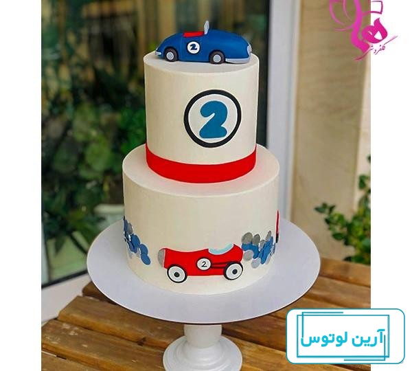عکس پسر بچه با کیک تولد