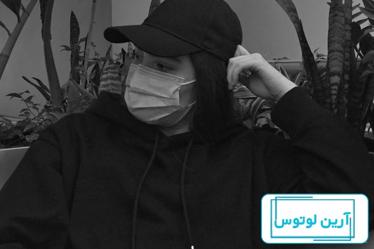 عکس یک دختر با چند سیاه پوست