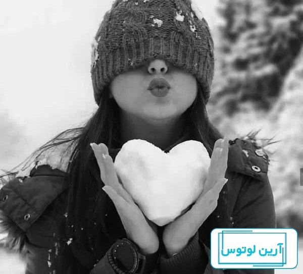 عکس یک دختر و چند سیاه پوست